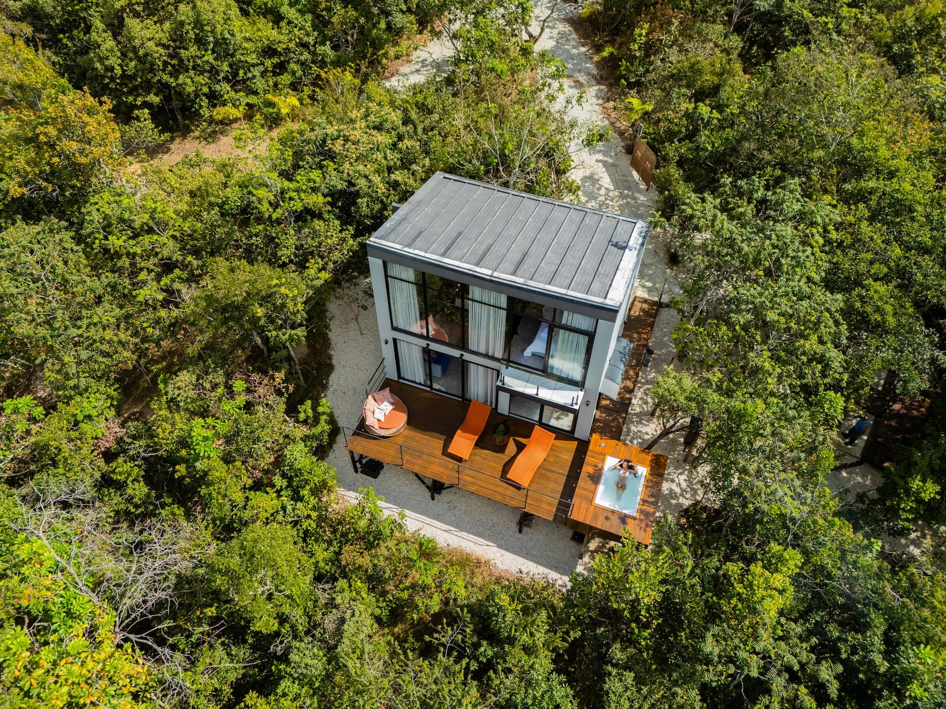 Vista aérea da Inácio Abade, tiny house cúbica na mata, com deck e banheira de hidromassagem