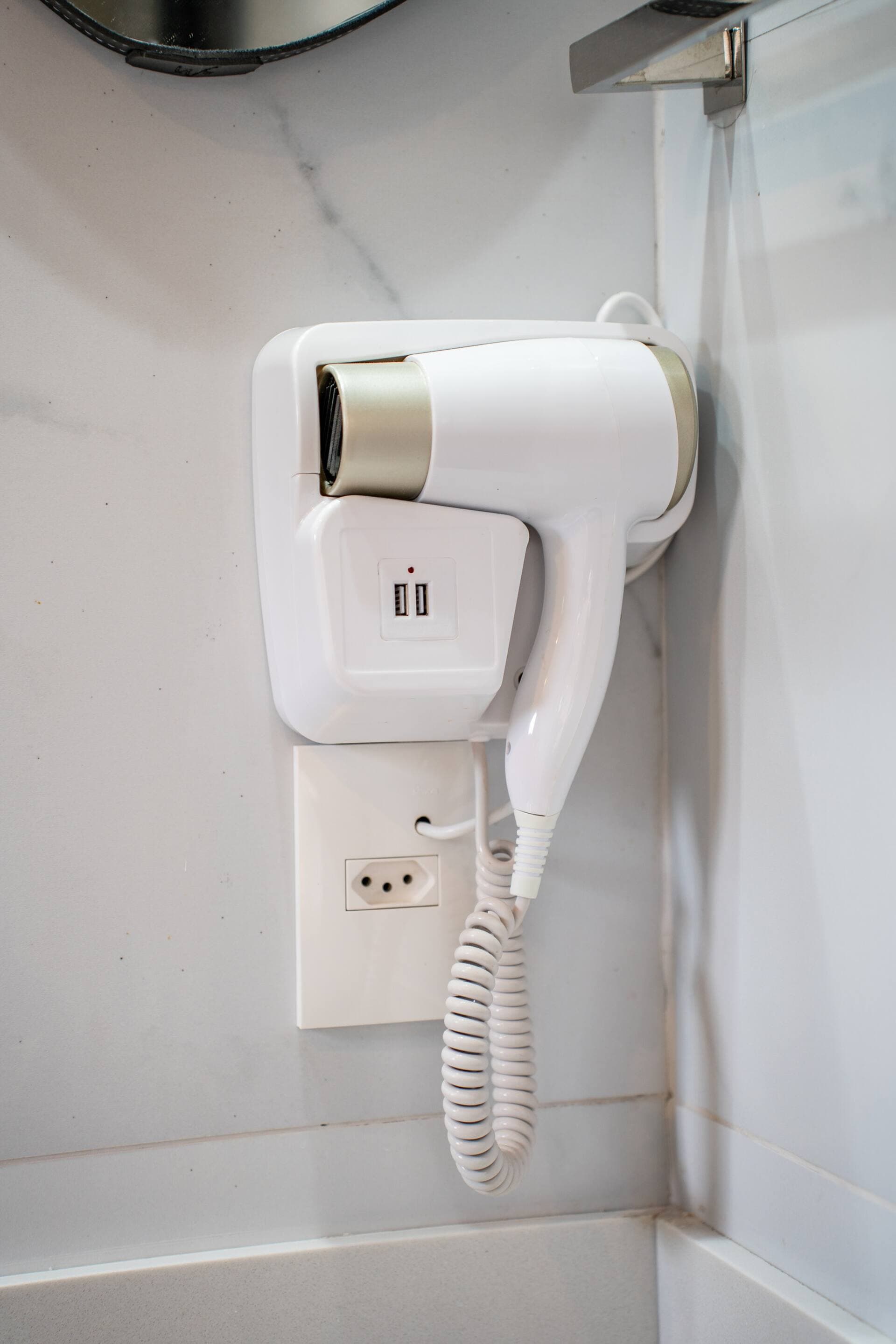 Secador de cabelo com carregador USB embutido no banheiro